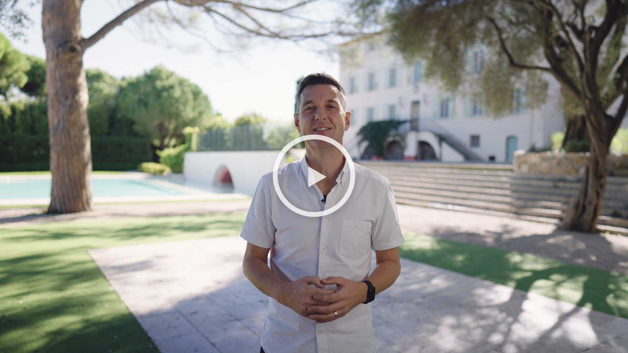 BLOG 11 Djs for Hire South Of France 4 dj client 80 COVER PLAY BUTTON